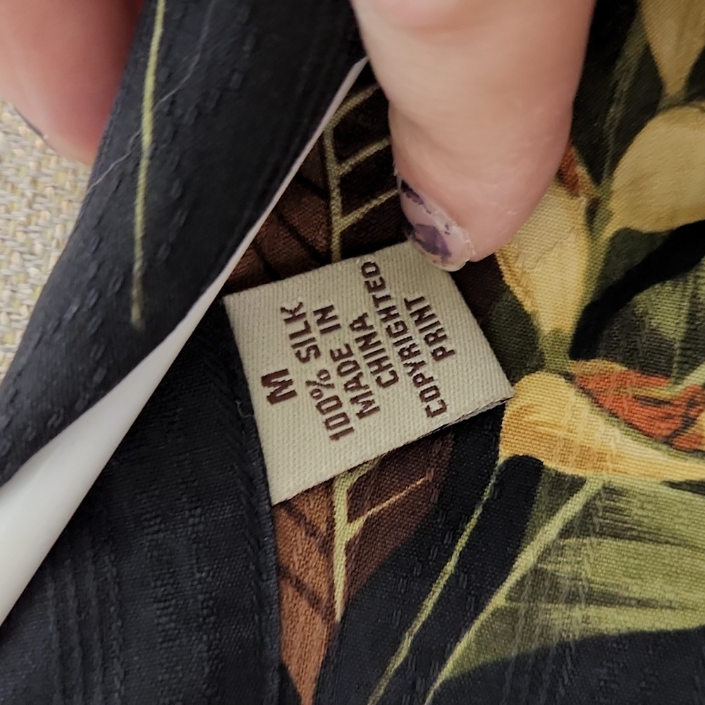 Tommy Bahama Silk Shirt Size Medium - Picture 5 of 11